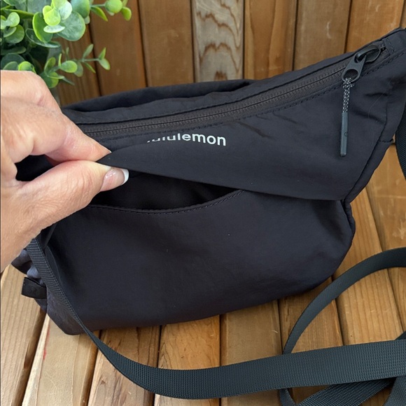 Lululemon Everywhere Belt Bag Black Crossbody Waist Pack 1L - Picture 5 of 12